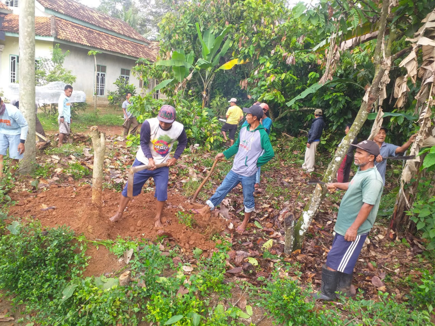 Gotong Royong Membuat Gardu Untuk Jaga Malam  Bertempat Di Rt O13 Rw 04.